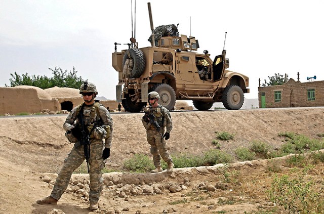 epa02167124 US troops from the 4th Squad 73rd Cavalry of the 82nd Airborne Division iniciating a patrol mission on a village on the outskirts of Shewan, Farah province, Afghanistan, 20 May 2010.  EPA/TIAGO PETINGA